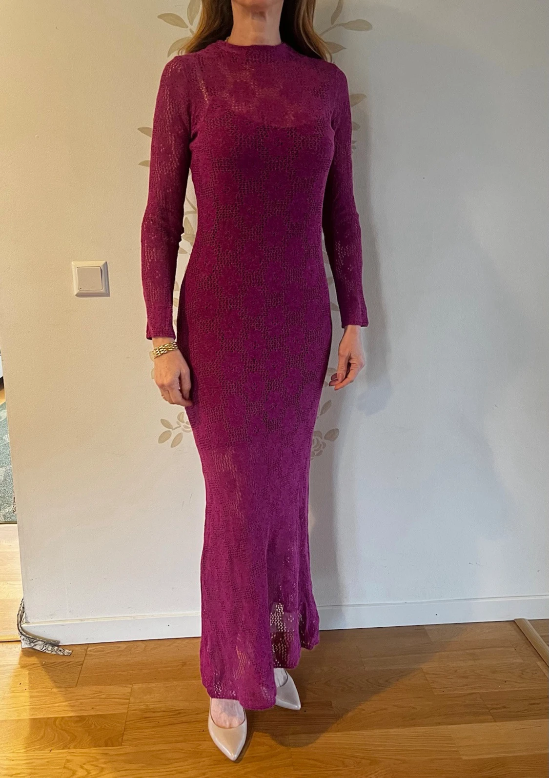 Lång lila spetsklänning från Mango