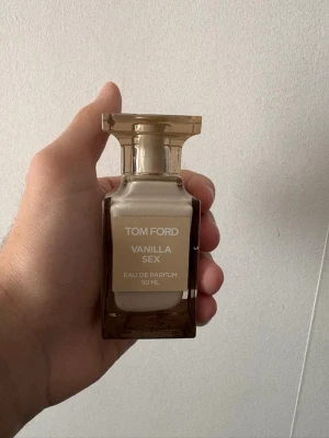 Tom Ford Vanilla Sex EdP 50 ml - Tom Ford Vanilla Sex Eau de Parfum i en lyxig, fyrkantig glasflaska med guldfärgat lock. Doften är varm och söt med tydliga vaniljtoner. Flaskan rymmer 50 ml och har en elegant design som känns exklusiv och modern. Nypris mellan 2500-3000 kr. Ca. 45/50 ml kvar. 