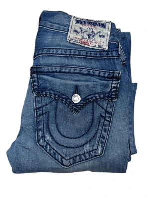 True Religion jeans  - True Religion jeans Straight fit W28 [Ytterbenslängd 102cm] [Innerbenslängd 79cm] [Midja 40cm] [Benöppning 20cm] 