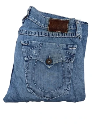 True Religion jeans - True Religion jeans Ricky fit W36 [Ytterbenslängd 111cm] [Innerbenslängd 85cm] [Midja 45cm] [Benöppning 23cm] 