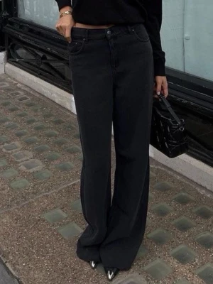 Svarta vida jeans från ONLY - Intressekoll ! Snygga svarta jeans från ONLY med medelhög midja och raka, vida ben. Klassisk femficksmodell i mjukt denimtyg. Perfekta för en trendig och avslappnad look. Aldrig använda.