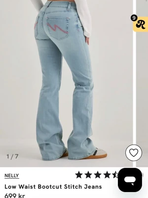 Bootcut jeans med låg midja från Nelly - Säljer ett par ljusblå bootcut jeans från Nelly med låg midja och snygga kontrastsömmar på bakfickorna. Jeansen har klassisk femficksdesign och är tillverkade i bomull med en relaxed passform. Perfekta för en trendig och avslappnad look.