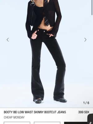 Svarta jeans Cheap Monday - säljer mina svarta jeans från weekday modellen cheap monday storlek 26/30🩷har tagit bort den rosa lappen på baksidan då jag tyckte de va finare