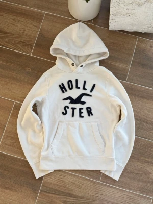 Hollister hoodie  - Storlek S (HERR). Skickas inom 24h. Se liknande plagg i min profil! 