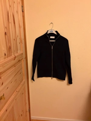  Selected Homme Zip-Hoodie  - En väldigt snygg Selected Homme Zip-Hoodie. I storlek S men passar även Storlek M 🤩har ändvänts ett fåtal gånger 🙌 Inga defekter.                  Hör av er vid mera frågor/bilder 🙌