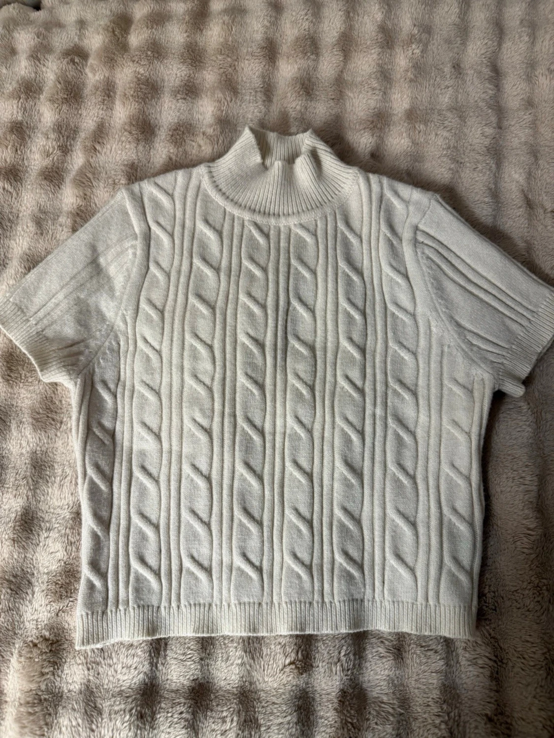 Vit kabelstickad topp med kort ärm