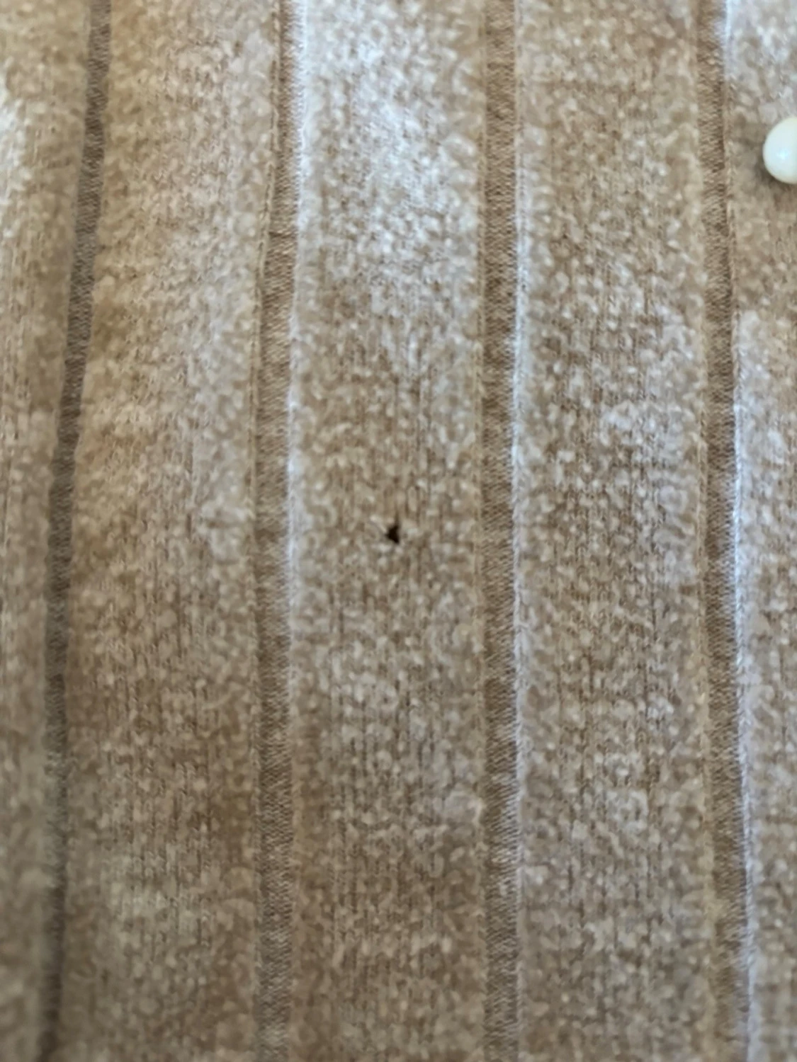 Beige ribbad topp med pärlor - 1