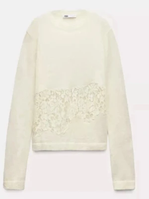 Vit tröja med spetsdetalj från Zara - en vit/beige långärmad tröja från Zara med snygg spetsdetalj över magen. Tröjan har trendat på TikTok som ej är tillgänglig längre.