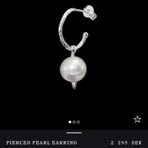 Maria Nilsdotter örhänge  - Säljer mitt helt nya örhänge från Maria Nilsdotter, aldrig ens rört pga av att jag fick 3st i present. Box medföljer ej. Sänker inte priset pga av att det är splitter nytt. Säljer massa annat snyggt, in och kolla! Nypris: 3000kr per örhänge