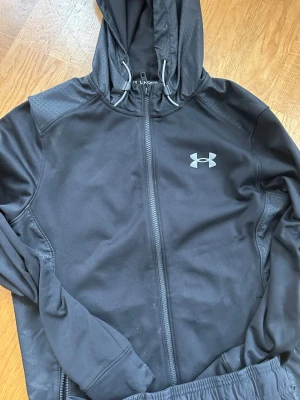 Under armour jacka  - Säljer en helt ny under armour jacka som är köpt för 1250 från jd den är i xs och har ett tryck på ryggen där det står under armour 