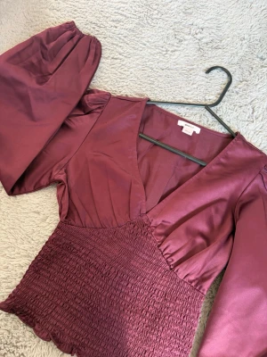 Vinröd omlottopp från Gina Tricot - Jätte fin och perfekt till allt. Använd 2 gånger och sen har den inte kommit till användning 