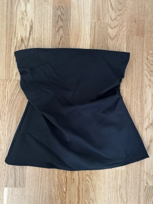 svart tubtopp - snygg svart tubtopp med dragkedja i ryggen. storlek S men jag skulle säga att den är liten i storleken, mer som XS. köpte på Vinted men den var för liten, lapparna är bortklippta men den jag köpte av skrev storlek S i beskrivningen. ✌️🩷