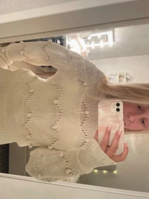 Vit stickad tröja med bollar - Söt vit stickad tröja hör av er för frågor ❤️