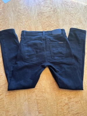 Nudie jeans - Säljer mina svarta nudies modellen lean Dean sitter slim. Har tvättats fåtal gånger och köptes i november för en begravning så jag har kvitto om nån vill se de är ingen skillnad från nya för 1400 kr, färgen ser lite ljusare ut en var dom är i vanligt ljus. Storlek midja 29 längd 30
