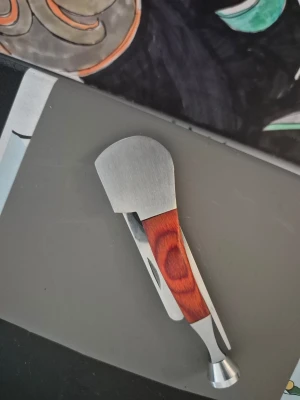 Pipstoppare med trähandtag - Unik pipstoppare i form av en pipa med vikbart blad i rostfritt stål och handtag i rödbrunt trä med tydlig ådring. Perfekt för dig som vill ha ett snyggt och funktionellt verktyg . Bladet är tandat för extra precision.