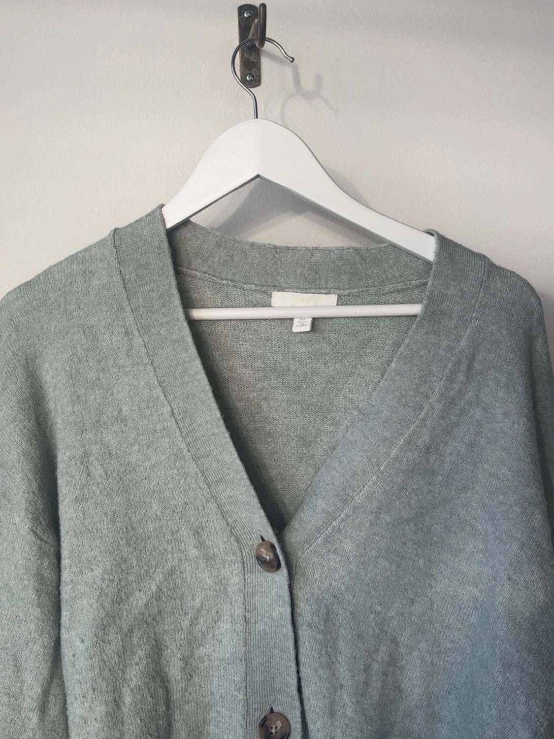 Ljusgrå kofta med stora knappar - 1