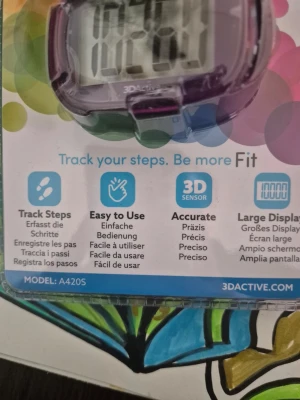 3DActive stegräknare med stor display - En smidig stegräknare från 3DActive med stor, tydlig display och avancerad 3D-sensor för exakt mätning av dina steg. Lätt att använda och kan fästas i fickan, på höften eller runt halsen. Perfekt för dig som vill hålla koll på din dagliga aktivitet.