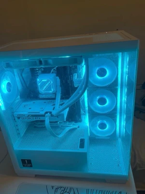 Gaming dator - I princip ny gaming dator, egenbyggd och köpt i början av februari. Nypris ligger på 17500kr. Alla specs: Msi GeForce 5060 white edition 8gb, amd Ryzen 7 5700g, 32gb ddr4, 1tb ssd, b550 gaming v x2, gigabyte 240 liquid cooler, deepcool 650w och deepcool cg chassi. Windows 11 finns installerat.                                 Kan släppa för 10000:- vid snabb affär, kan mötas upp i Stockholm eller hämtas upp. Hör av er vid fler bilder eller annat