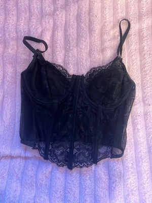 Spets topp svart - Jag säljer en spets topp som är inte använd, den är bekväm och sitter väldigt bra