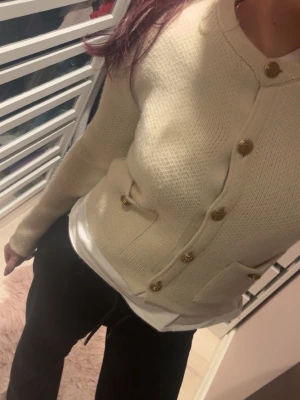 kofta med guldknappar - Kofta med guldknappar och fickor från Zara. 💕