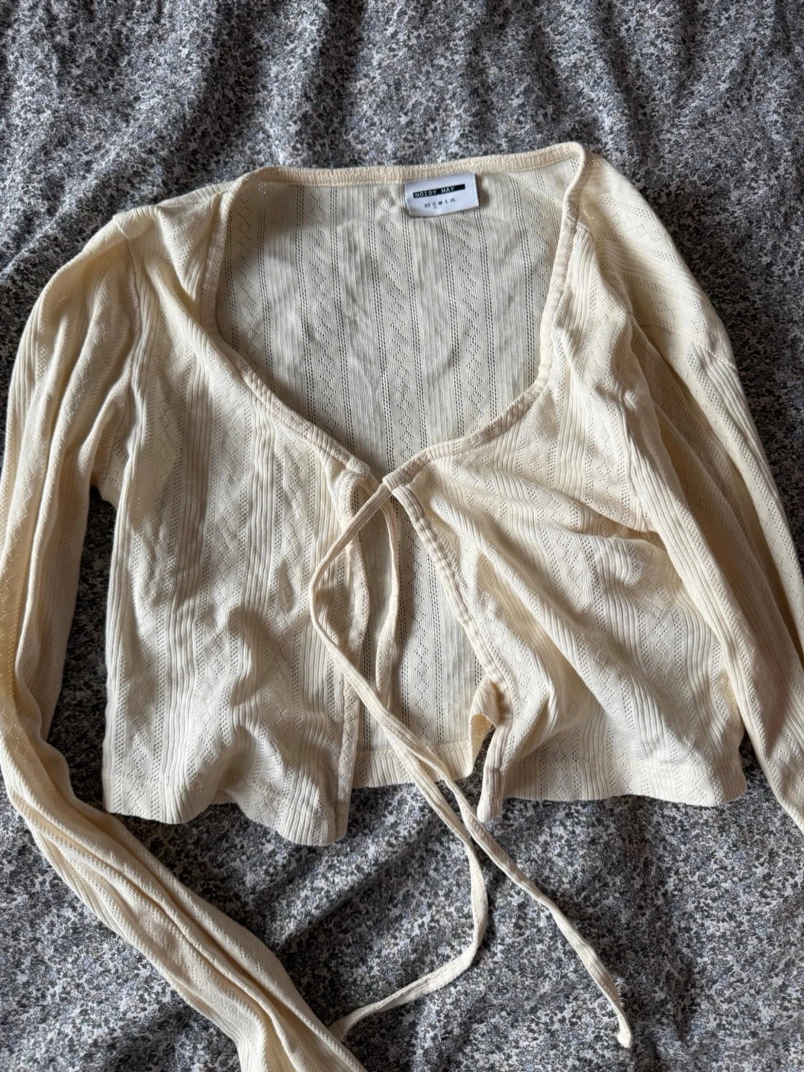 Beige ribbad kofta från Noisy May