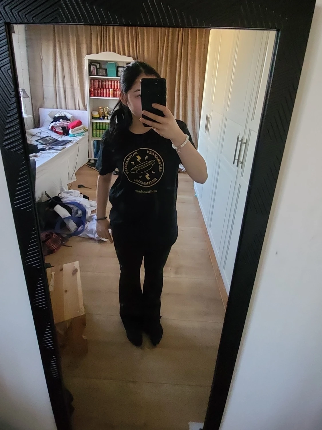 Svart t-shirt med guldtryck Blitemakörv