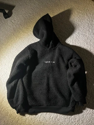 Jack And Jones fleece - En perfekt ”tunnare” fleece för våren som kommer. Har använts endast ett par gånger och är väl omhändertagen. Köptes för ca 2 månader sedan. Strl S (jag är ca 170 cm lång, sitter lite ”löst”.