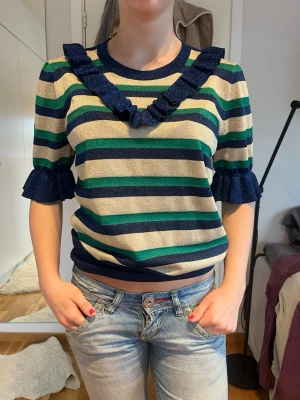 Randig topp med volangdetaljer - Säljer denna jättesöta toppen perfekt till fest eller andra tillfällen!! Den är i super skick och bara använd ett fåtal gånger. Skriv för frågor 💗💗