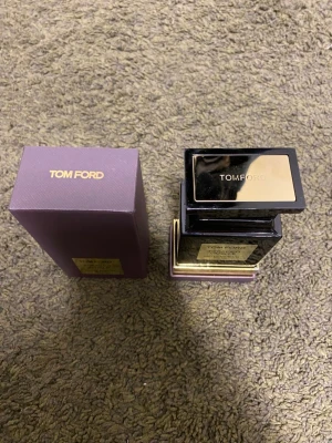 Tom Ford Tobacco Vanille EdP 100 ml - Lyxig parfym från Tom Ford, Tobacco Vanille Eau de Parfum i 100 ml flaska. Flaskan är svart med guldfärgade detaljer och har en elegant, fyrkantig form. Kommer med original ask i lila med guldfärgad text. En ikonisk doft med exklusiv känsla.