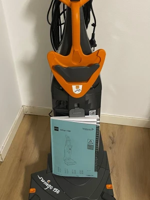 Taski Swingo 150E golvvårdsmaskin - Säljer en Taski Swingo 150E golvvårdsmaskin i grå och orange färg. Maskinen har ett robust handtag, tydliga reglage och medföljande manual. Perfekt för effektiv rengöring av golvytor. Tillverkad i plast och metall.