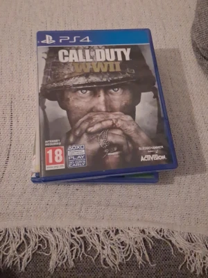 Call of Duty WWII till PS4 - Säljer Call of Duty WWII till PlayStation 4. Spelet kommer i ett blått plastfodral med originalomslag och skiva. Ett actionfyllt FPS-spel från Sledgehammer Games där du kastas in i andra världskriget. Perfekt för dig som gillar intensiva multiplayers och episka kampanjer.och massor av andra spel hör av er om ni vill ha priser 