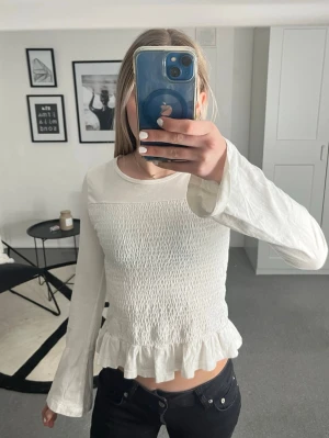 Vit gullig tröja  - Super söt vit tröja med volanger och coola detaljer på magen som går runt till ryggen (samma bak och fram) passar mig som egentligen har XS