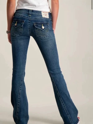  True Religion jeans  - Säljer ett par True Religion jeans i bra skick. Använda få gånger och inga slitningar. Jeansen är sydda i längden så de passar bättre, ungefär för personer runt 160 cm+ beroende på hur man vill att de ska sitta. Snygg modell och sitter riktigt bra. Nypris ca 1200 kr. Säljes för 500. 