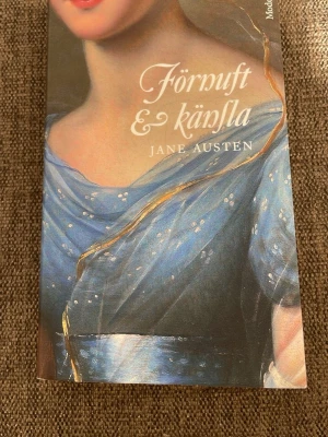 Förnuft & känsla av Jane Austen - Säljer en klassiker av Jane Austen; Förnuft & känsla. Boken är på svenska och är läst en gång. Den är i bra skick.