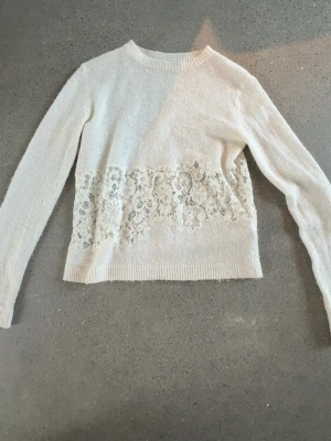 Vit stickad tröja med spets från Zara - INTRESSEKOLL!! säljer trendig spets zara tröja, ser att folk säljer för 750-900 så kom med prisförslag. ❤️ Storlek S och inga defekter
