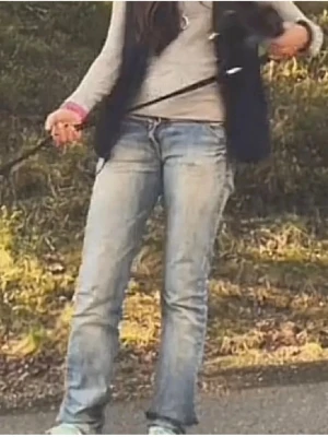 Ljusblå bootcut jeans från replay - Säljer ett par low waist ljusblå jeans från replay. As snygga men har inte kommit till användning pågrund av att de inte passar mig längre❣️längden är 34 men skulle säga att de är mittemellan 32 -34 längden💕 pris kan diskuteras 