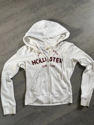 Hollister tröja - Säljer den då den inte kommer till användning! Helt ny i storlek XS.