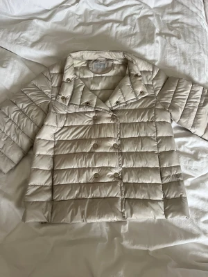 Beige herno liknande jacka - Beige hernoliknande jacka med trekvartsärm och krage! Dubbla knappar. Storlek S. Fint skick!