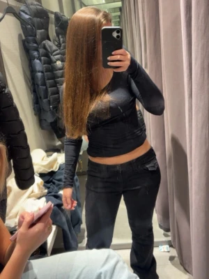 Low waist boot cut jeans svarta  - Jag säljer mina svarta true religon som är low waist i storlek w28. Jag råkade köpa fel storlek och kan inte returnera. Helt oanvända, inga fläckar eller hål. Frågor så är det bara att skriva   Nypris 1300kr men jag säljer för 900kr