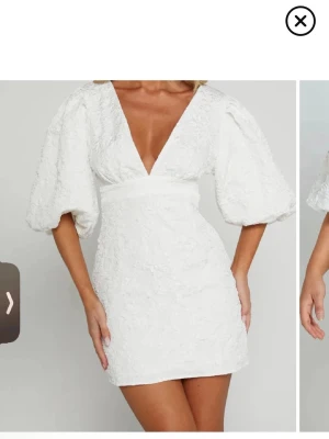 Showpo vit klänning - Säljer denna klänningen från showpowi storlek xs, väldigt bra skick, jag har sytt ihop den lite mellan bysten då den va väldigt urringad för mig men inget som syns och de går att sprätta upp