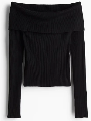 Svart ribbad offshoulder topp - Trendig svart ribbad topp med offshoulder-design och långa armar. Jag har aldrig haft på mig den och den är helt ny. Jättefin topp! Hör av er om ni har frågor🫶