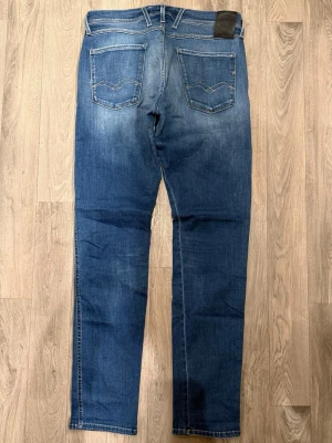 Replay Anbass Hyperflex Jeans Blå W33/L34 - Mycket fint skick. Storlek W33/L34. Mått - Midja: 42cm, Ytterbenslängd: 110cm, Benöppning: 16,5cm. Modellen är 185cm & 65kg. Hör av dig vid funderingar!🤝