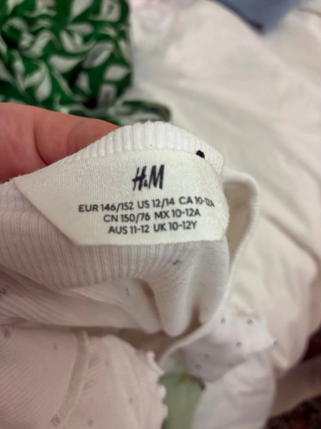 Blå low waist jeans med v-formadnning och ett linne till  - 2