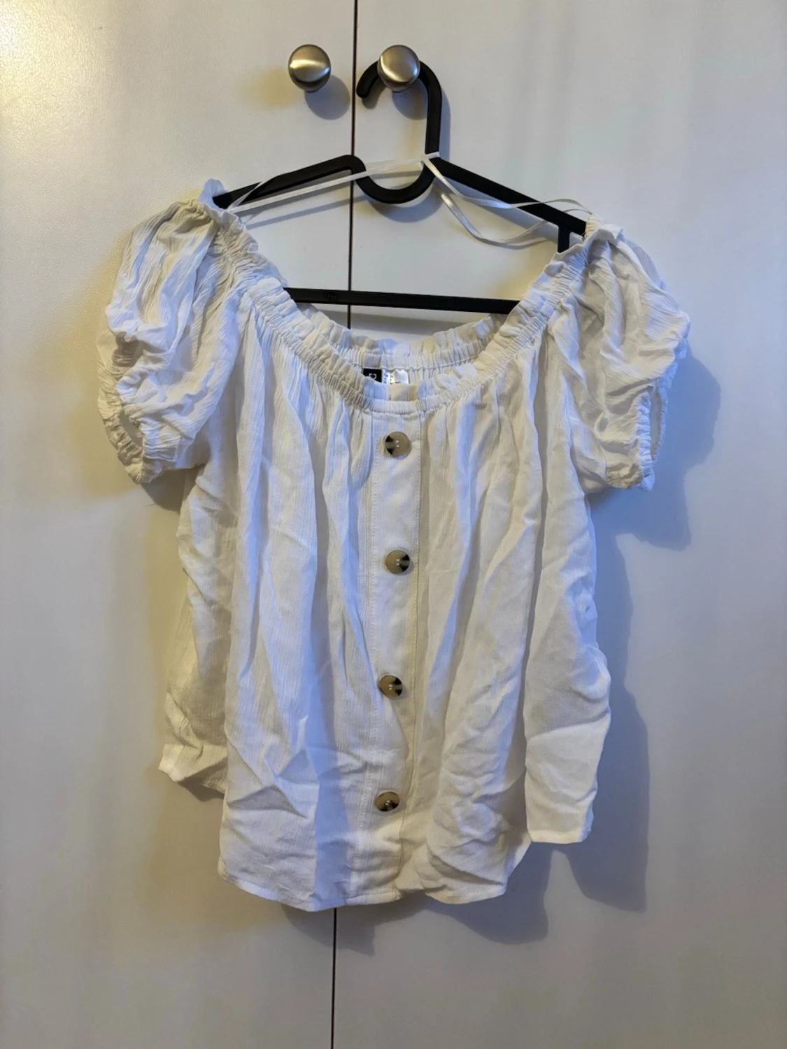 Vit offshoulder blus med knappar