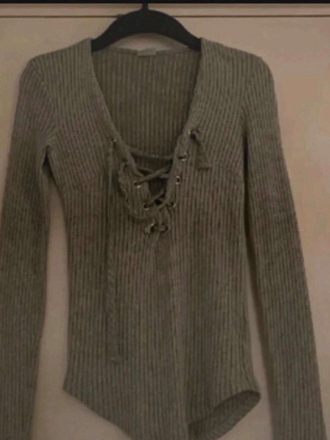 Ribbad grå tröja 