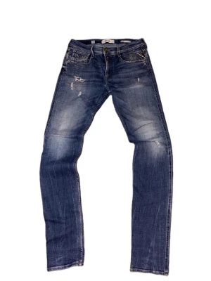 Replay Anbass - Säljer Replay Anbass! Säljs för 349kr, kan sänka vid snabb affär! W32 L36 psssar cirka 185-190cm lång!