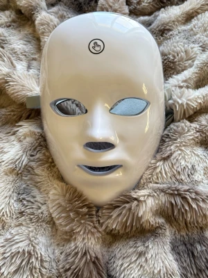 ledljusmask - andvänd 2 gånger men passade tyvärr ej min ansiktsform har 7 olika lägen liten rynka på bandet bak då jag satte en snodd där så den inte skulle glida av men annars toppenskick! laddas med vanlig usb-c laddare, laddare medföljer ej