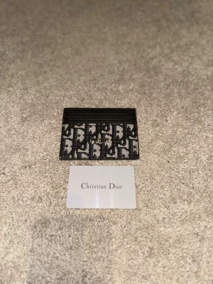 Stilren designer korthållare – limited look - Snygg och exklusiv korthållare med ikoniskt mönster som verkligen sticker ut. Perfekt för dig som vill ha både stil och funktion i vardagen.  ✔️ Plats för flera kort ✔️ Slimmad design – enkel att ha i fickan ✔️ Hög kvalitet och premium känsla  Levereras med box och kort Pris: 399 kr  Först till kvarn – skicka DM för köp