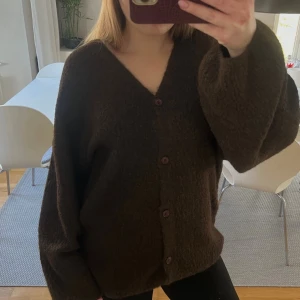 Brun oversized kofta med v-ringning - Mysig brun oversized kofta med v-ringning och stora knappar framtill. Perfekt för lager på lager och chill dagar. Bara använd 1 gång! 