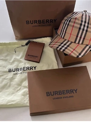 Bberry keps  - Hej nu säljer jag min fantastiska och stilrena keps med ett färgglatt fint mönster. Kepsen är i fint skick är har en snygg passform perfekt keps nu inför sommaren passa på innan den är såld. Allt på bilden medföljer under köp